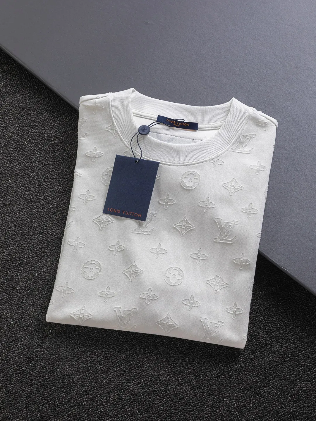 🅿️200 Louis Vuitton 1V Lujia LV slightly wide version S-XL lv 26SS LV new product counter catwalk model, full body cut burnt letter logo heavy craftsmanship, same style for men and women! Short-sleeves are not the same as the general public, but must be unique and eye-catching. This LV short-sleeves is all about quality, comfort, consistent style, fashion, including fabrics and cutting techniques, all of which have been made with great effort! 320 grams of washed pure cotton fabric, pure cotton is breathable, very refreshing and comfortable for daily wear. The rib knitting on the neckline is smooth and tight, and the neckline will not be skewed if you toss it at will. The loose version, you will find that it looks really good on the upper body. The overall is minimalist and neat, super versatile for daily use! Pair it casually with a pair of pants for a youthful look. A T-shirt will make your outfit crazy. It is a fashionable item that can never go wrong! Color: Black White Blue Size: S-XL Size chart: S: Shoulder width 50-Bust 56-Length 70 M: Shoulder width 52-Bust 57-Length 72 L: Shoulder width 54-Bust 59-Length 74 XL: Shoulder width 56-Bust 62-Length 76